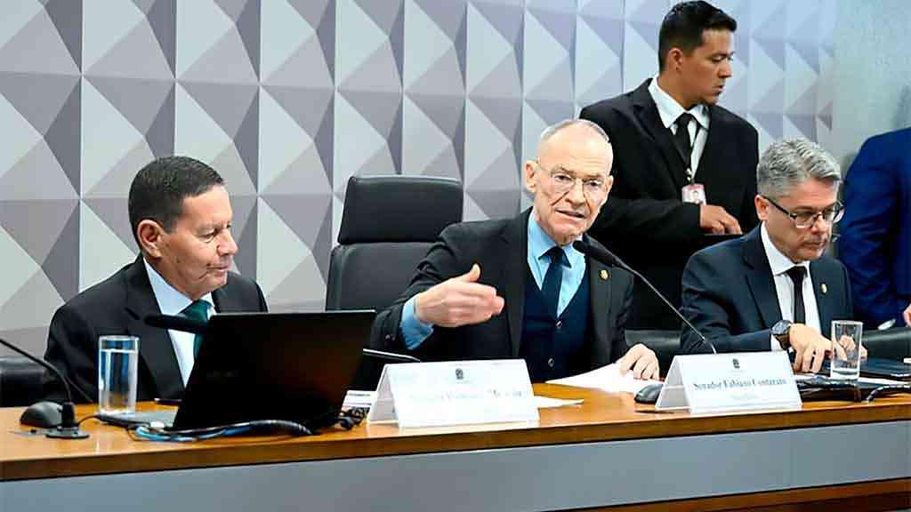 Cai relatório da CPI que pede indiciamento de ministros do STF | Vice-presidente, Mourão (Republicanos-RS), o presidente, Contarato (PT-ES), e o relator, Alessandro Vieira (MDB-SE)