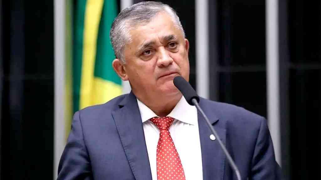 Guimarães toma posse no cargo de ministro, no lugar de Gleisi Hoffmann | O deputado José Guimarães (PT-CE) conversou com Lula, por telefone