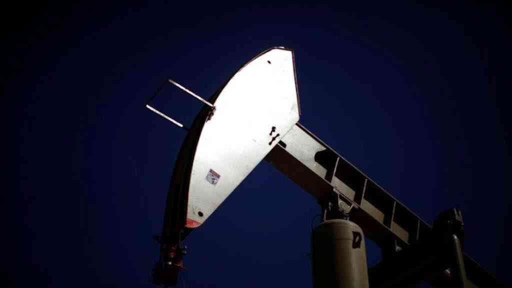 Consumo mundial de petróleo tende a cair, segundo estudo mundial da AIE | Bomba de extração de petróleo, na Califórnia, trabalha para recompor o estoque norte-americano