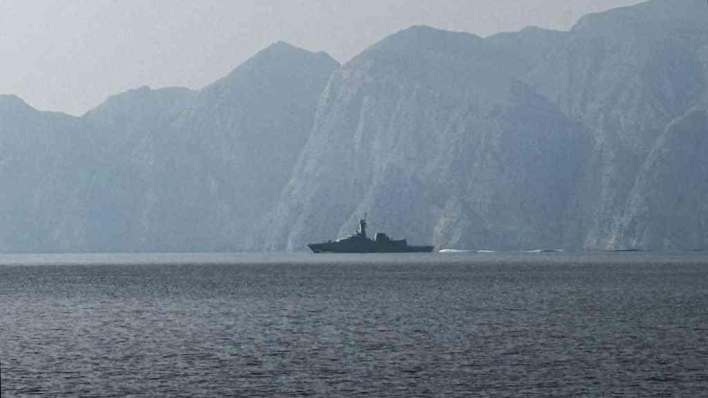 Bloqueio naval dos EUA eleva tensão, Irã ameaça exportações | Navio no estreito de Ormuz