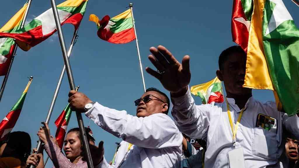 Naufrágio no Índico deixa centenas de refugiados desaparecidos | População rohingya durante manifestação em Myanmar