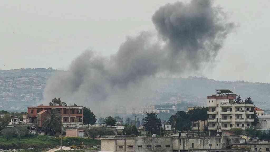 Israel ataca sul do Líbano, Hezbollah reage com foguetes | Coluna de fumaça após ataque israelense em Kfar Tibnit, no Líbano