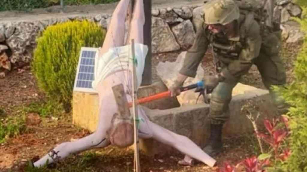 Igreja condena profanação de imagem de Cristo por israelense | Soldado israelense golpeia estátua de Jesus Cristo com marreta