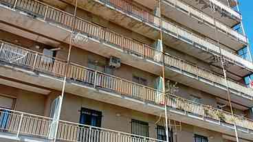 Tragédia em Catanzaro: Mulher e Filhos Morrem ao Saltar de Prédio