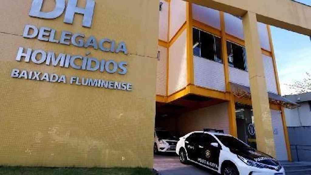Tiroteio em Belford Roxo deixa dois mortos e uma adolescente ferida | Policiais da DHBF investigam o caso