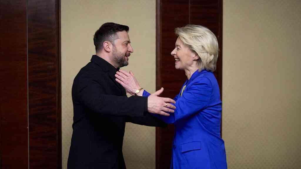 UE conclui aprovação de empréstimo à Ucrânia | Presidentes Volodymyr Zelensky e Ursula von der Leyen durante encontro em Kiev, em fevereiro de 2026