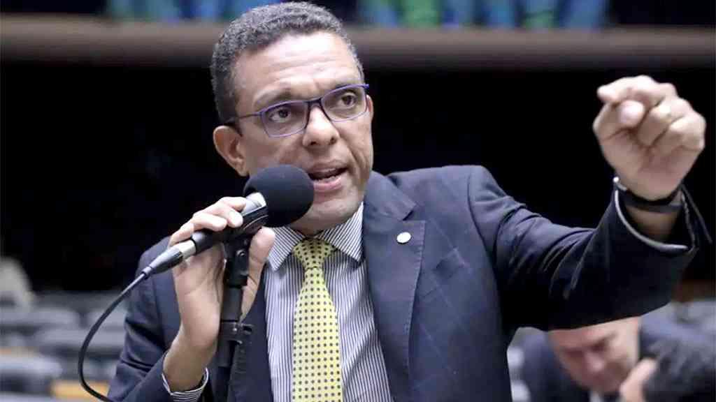 Ex-bolsonarista coloca filho ’01’ no centro da crise em curso no Estado | O deputado Otoni de Paula se diz de direita, mas apoia o presidente Lula