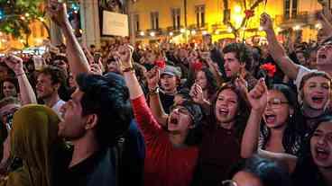 Portugal Comemora 52 Anos da Revolução dos Cravos
