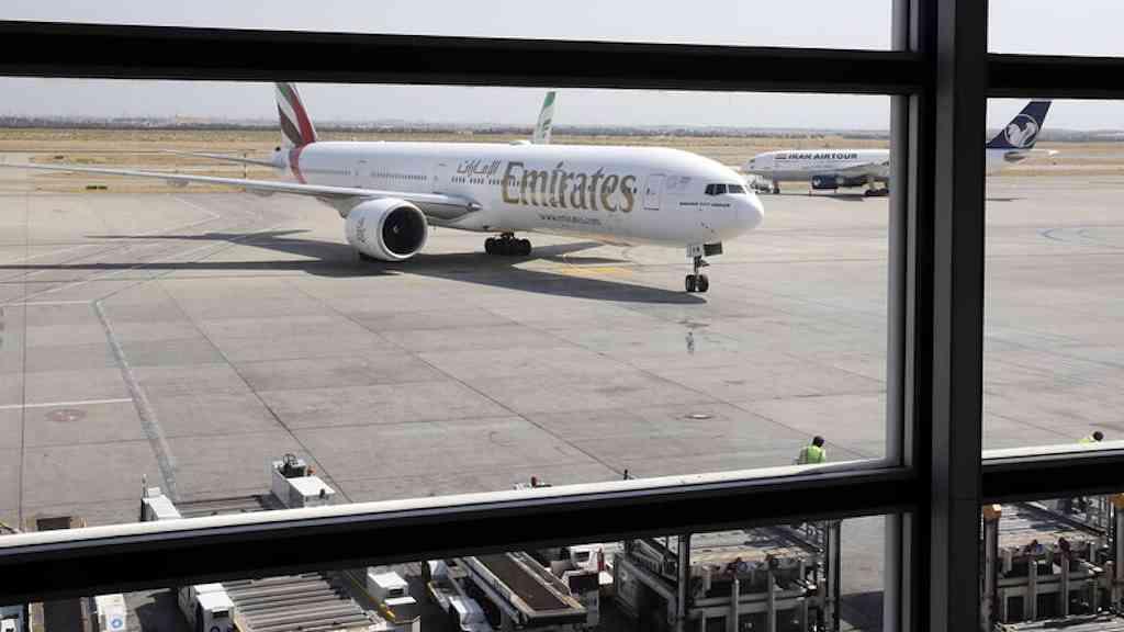 Principal aeroporto de Teerã retoma voos internacionais