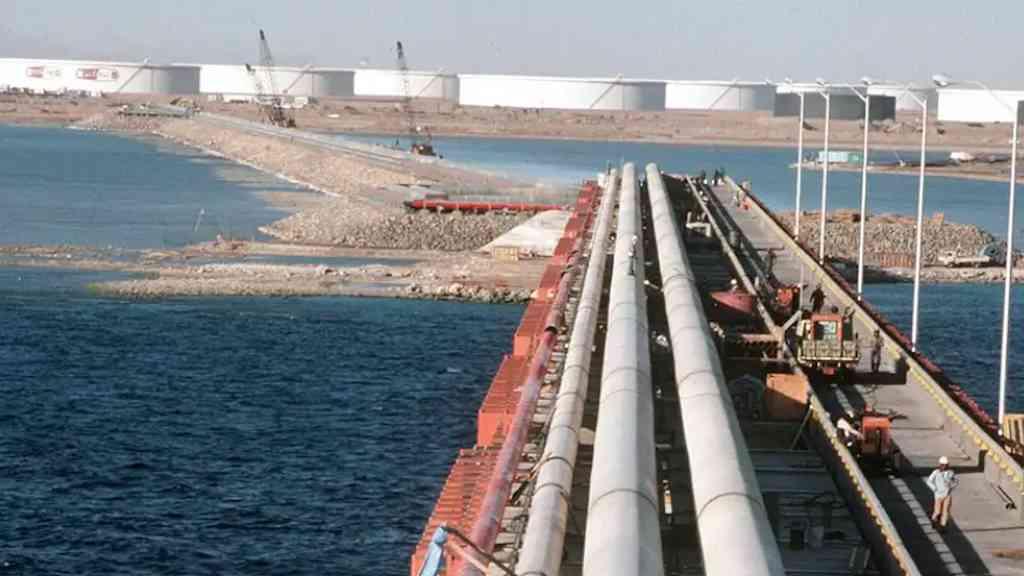 Tensão em Ormuz leva países a acelerar rotas alternativas no Golfo