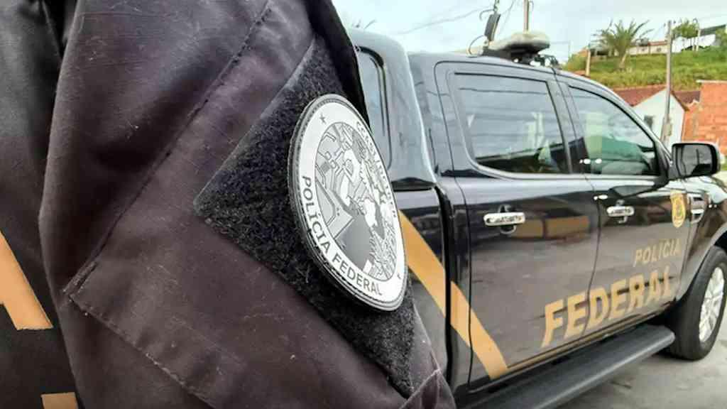Polícia Federal apreende mais de 2 toneladas de maconha no Paraná | Droga estava em um caminhão sob uma carga de alho
