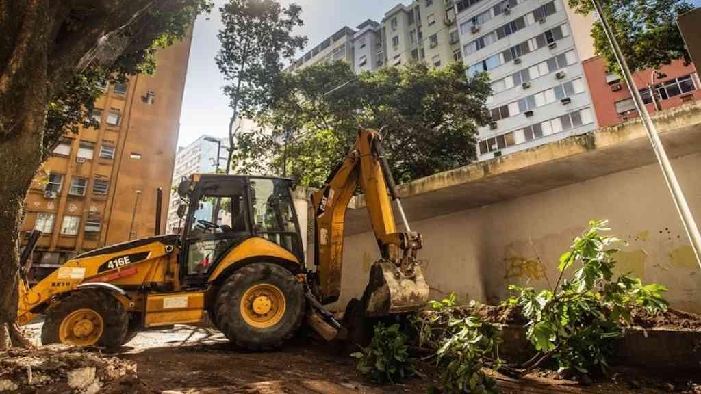Prefeitura inicia retirada de muro na Praça Sarah Kubitschek