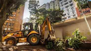 Demolição do muro da Praça Sarah Kubitschek começa
