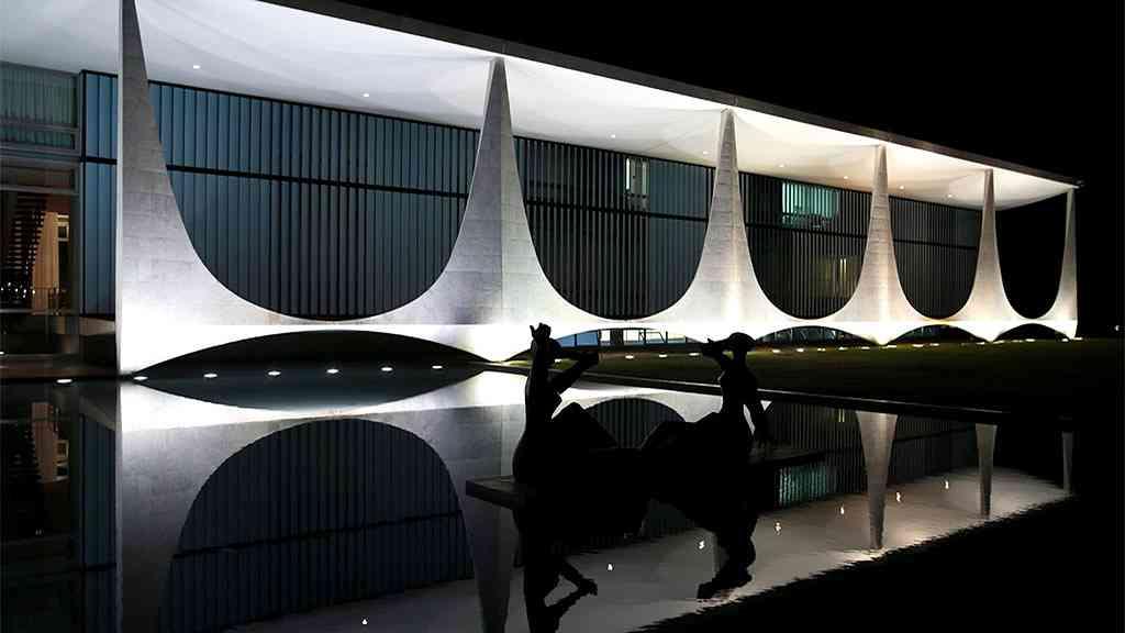 Pesquisa com empate técnico entre Lula e filho ’01’ preocupa o Planalto | Lula reuniu a equipe de campanha no Palácio da Alvorada para conversar sobre o cenário político do país