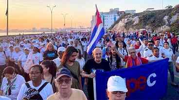 Cubanos marcham no 1º de Maio contra cerco dos EUA