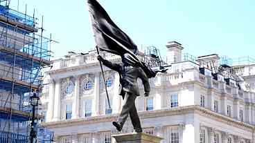 Banksy Instala Estátua Monumental em Londres