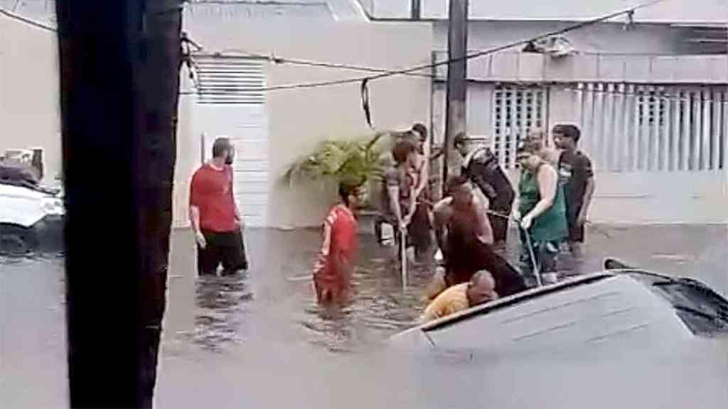 Chuvas fortes atingem a capital pernambucana e regiões do Grande Recife | Moradores do Grande Recife salvam uma motorista que teve o carro arrastado pela correnteza