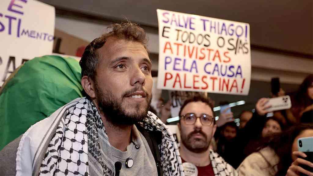 Thiago Ávila denuncia tortura e sequestro por forças armadas de Israel | Thiago Ávila encontra-se em uma prisão israelense e mostra sinais de violência pelo corpo