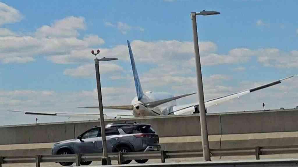 Avião vindo de Veneza atinge poste e caminhão ao pousar nos EUA