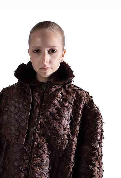 Fashion designer brasileira está reiventando a moda com couro de pirarucu | O resultado são peças modernas e versáteis