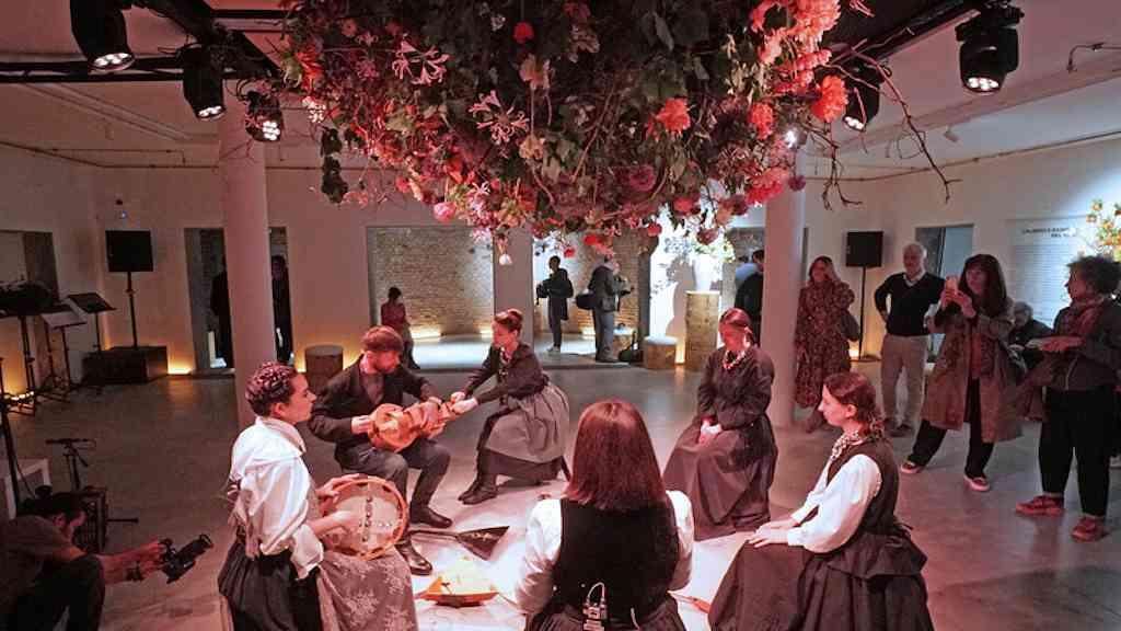 Rússia inaugura espaço na Bienal de Veneza sob críticas da UE | Convidados foram recebidos no pavilhão da Rússia com flores e música ancestral
