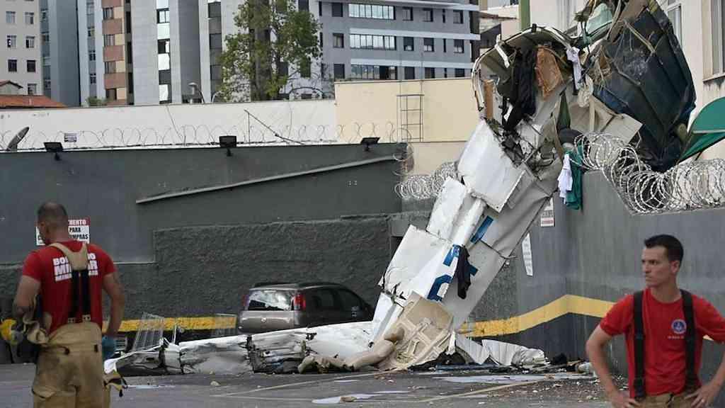 Acidentes com aviões privados preocupam autoridades no Brasil | Aeronave de pequeno porte bateu contra prédio em Belo Horizonte
