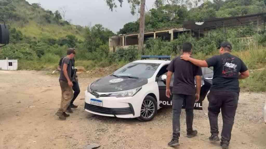 Trio é detido em cemitério clandestino de carros da milícia