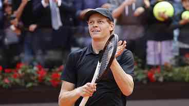 Sinner vence Medvedev e avança à final em Roma