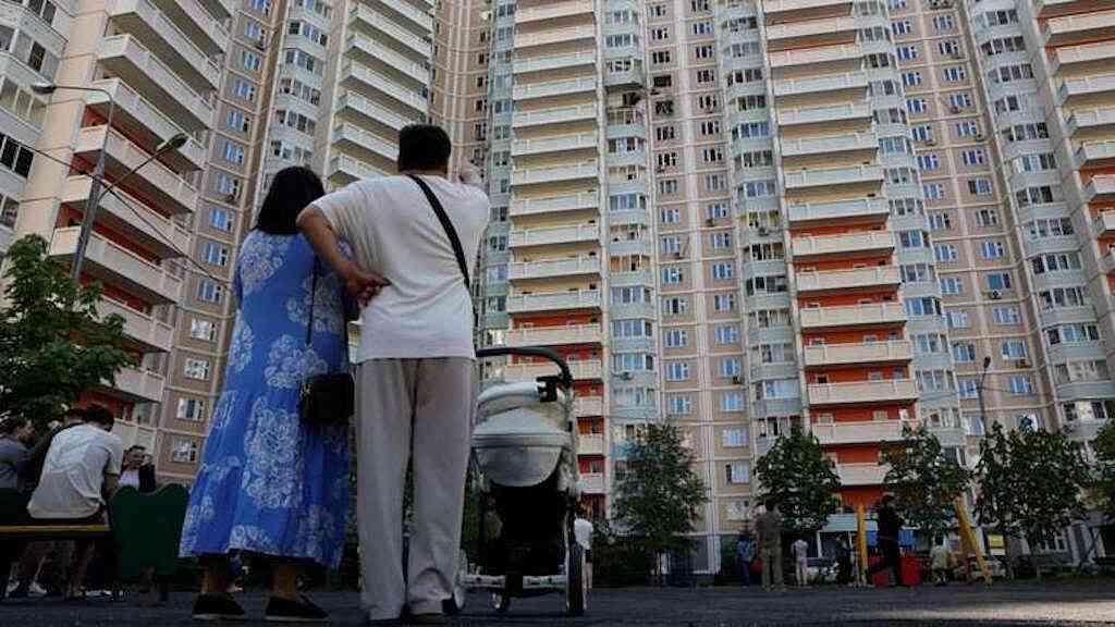 Rússia lança ataque massivo contra Ucrânia e deixa feridos | Moradores observam prédio atingido por ataque de drones ucranianos em Krasnogorsk, na região de Moscou, na Rússia, no domingo