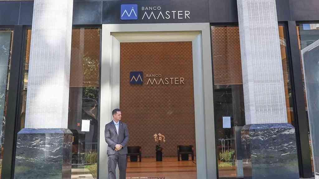 Perito é alvo da PF por suposto vazamento no caso Banco Master | Fachada do Banco Master em São Paulo