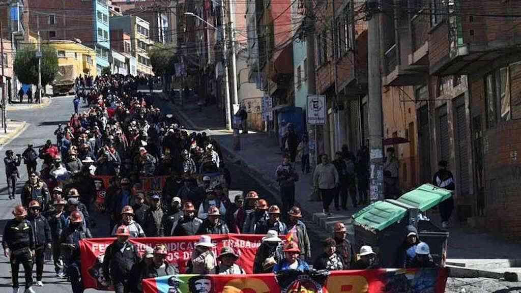 Protestos ampliam tensão política na Bolívia contra Rodrigo Paz | Manifestantes participam de marcha que pede a renúncia do presidente da Bolívia, Rodrigo Paz, em meio ao agravamento da crise econômica e de combustíveis no país, em La Paz