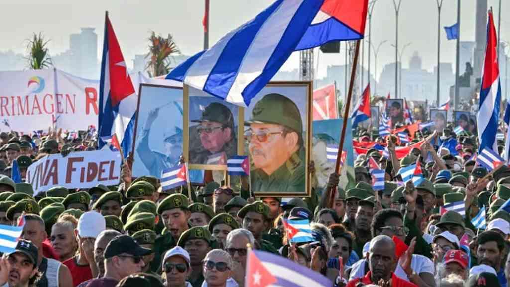 Cubanos protestam em frente à embaixada dos EUA em Havana | Manifestantes se reúnem em Havana contra indiciamento de Raúl Castro
