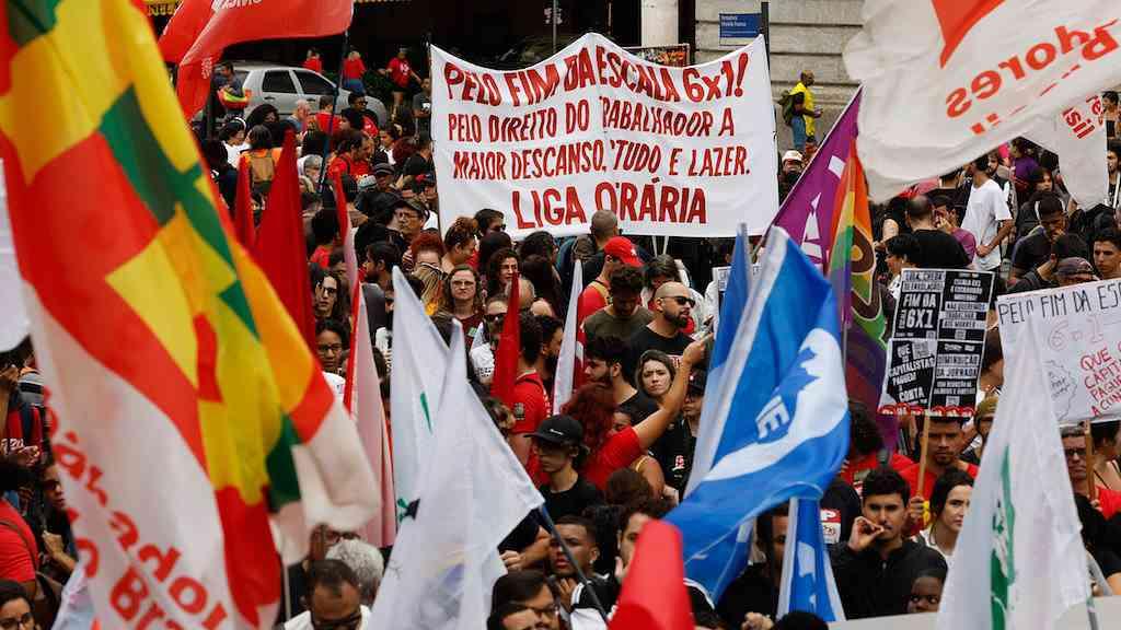 Reduzir já a jornada de trabalho sem desonerações | Manifestantes se reunem em protesto pelo fim da jornada de trabalho 6 x 1, na Cinelândia, centro da cidade