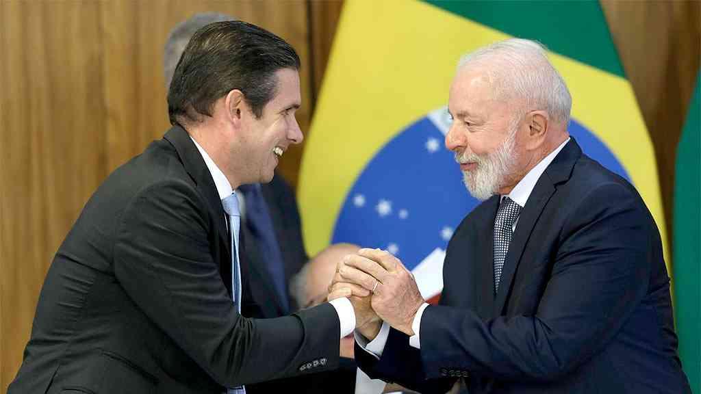 Lula e Motta fecham acordo para aprovar o fim da escala 6x1 | Motta e Lula cumprimentam-se, após a reunião sobre o fim da escala 6×1