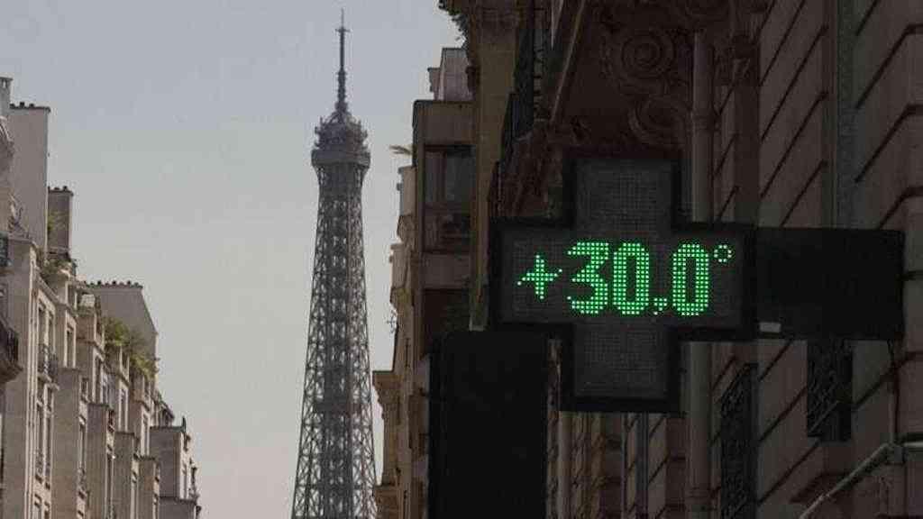 Onda de calor deixa sete mortos e bate recordes em cidades da França | Termômetro marca 30°C na região da torre Eiffel, em Paris