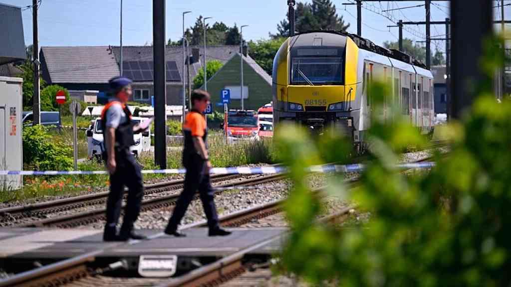 Acidente entre trem e ônibus escolar termina em tragédia na Bélgica | Dois adolescentes estão entre as vítimas