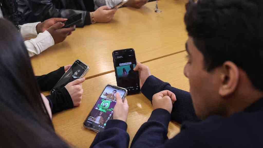 Especialistas do Reino Unido alertam para danos das redes sociais na infância | Reino Unido debate impacto das redes sociais sobre crianças