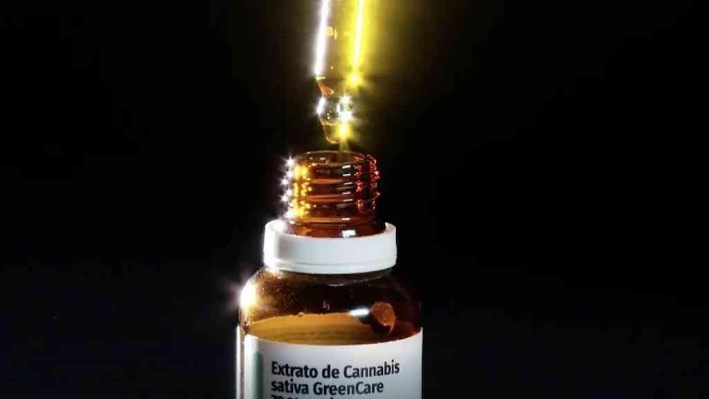 Cannabis medicinal garante alívio às mulheres de meia-idade | Distúrbios do sono e dor crônica são principais queixas das pacientes