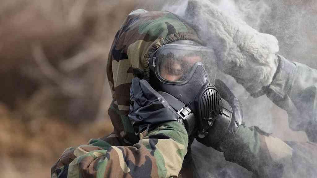 Documento aponta avanço de armas químicas na Coreia do Norte | Soldado americano durante um exercício químico na Coreia do Sul, em março de 2023