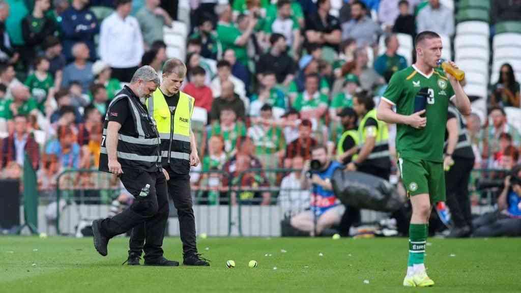 Ativistas fazem protesto durante amistoso entre Irlanda e Qatar | Os manifestantes atiraram bolas de tênis no gramado da partida entre Irlanda e Qatar em protesto contra jogos da equipe local contra Israel