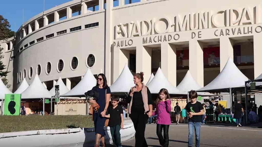 Feira do Livro terá Zélia Duncan e Pilar Quintana com entrada grátis | Festival literário ocupa praça em frente ao Estádio do Pacaembu