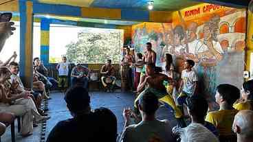 Turista Oferece Banana a Capoeirista na Rocinha