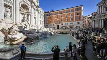 Turista Nadar na Fontana di Trevi em Onda de Calor