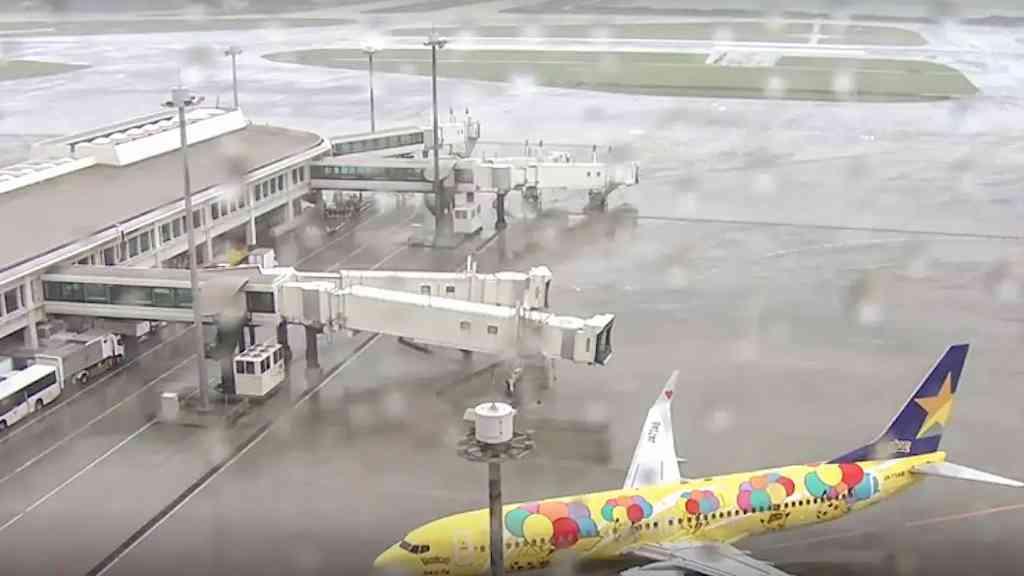 Tempestade Jangmi cancela quase 400 voos no Japão | Estão previstos ventos com força de furacão e chuvas torrenciais