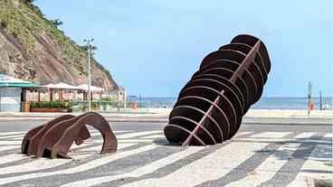 Escultura 'A Baleia' retorna ao espaço público no Leme