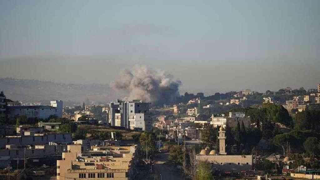 Hezbollah recusa cessar-fogo e Israel articula nova ação militar no Líbano | Disparos, vistos de Nabatieh, atingem o sul do Líbano