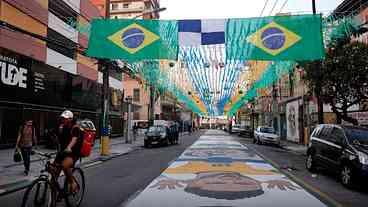 Ruas enfeitadas para a Copa no Rio: união e tradição