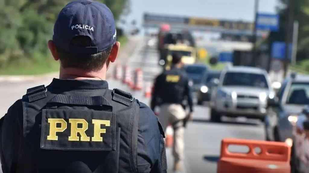 PRF apreende 26 fuzis em caminhão abordado no Paraná