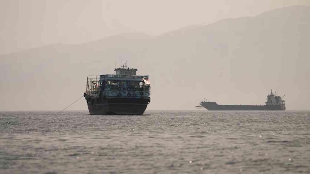 Após navio ser atingido, Irã reafirma controle no Estreito de Ormuz