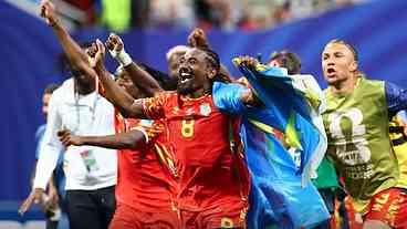 RD Congo vira jogo e avança às oitavas ao lado de...